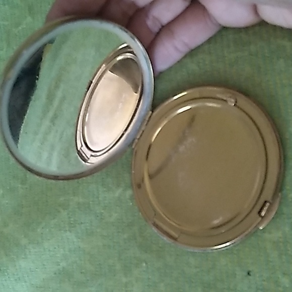 Vintage Round Marhill Fifth Ave Compact Mother of Pearl with Hand Engraved Trim - Picture 8 of 10